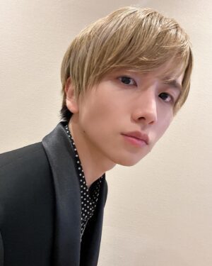 Rihito Itagaki Instagram - 映画「ブルーピリオド」
ブルーカーペットやバスで渋谷を周遊したり、完成披露挨拶もさせていただいたり…
とーっても盛りだくさんで最高に楽しい1日でした。
各所駆けつけてくださった皆さま暑い中本当にありがとうございます🩵
たくさんの方に届きますように

そして板垣、金髪になりました
なんかイメチェンで、とか気まぐれで、とかそういうのではないです
久しぶりに髪明るくしましたがどうでしょうか👱🏻