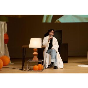 Rihito Itagaki Instagram - Rihito Itagaki Fan Meeting「第３回PLM総会 supported by ポッカサッポロ 北海道コーン茶」

お運びくださったみなさま、配信にてご覧くださったみなさま
本当にありがとうございました

今回は誕生日当日のイベントでしたがきっと、自分の中でも忘れられないものになるでしょう

動画を寄せてくださった山田孝之さん、そして文哉
サプライズゲストとしてお越しくださったMattさん、吉川愛さん
ご協力くださり感謝申し上げます

今回もみなさまに新鮮な気持ちで楽しんでいただくために、色々と拵えました
歌唱もいたしましたが、そこにはあくまで表現者の姿として在ることを念頭に向き合いました
お粗末様ではございましたが、みなさまの心の片隅に残ってくだされば嬉しいです

息苦しいことも多々ありますが、強かに狡辛く、戦ってまいりましょう
またお会いできることを！

#心療内科の板垣先生もまたお会いしたいそうです