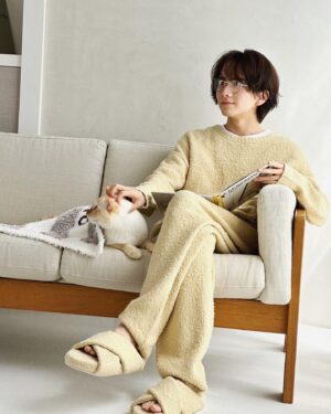 Rihito Itagaki Instagram - GELATO PIQUE 
CAT&DOG OFFICIAL BOOK

泰然とかまえる猫とのたわむれ
されど目があわぬ…