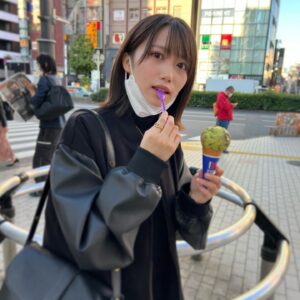 Rihona Kato Instagram - マネージャーさん、タレントに奢ってもらうアイスの味は美味かったか？

#アイス #美味しかった #icecream