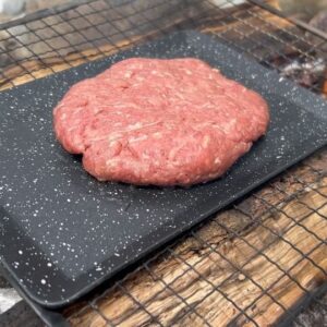 Rika Nagae Instagram - 炭化したじゃがいもが1番美味しかった。
結局割り箸って便利なんだよな〜
50Lのバックパックで来たせいで、
次の日から全身バッキバキが1週間続いたし、
もう二度とやらねえ！って叫びながら帰ったけど、
寝る前にはもう次のキャンプ場を探していた。