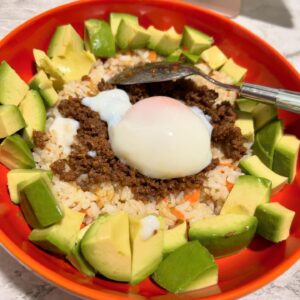 Rika Nagae Instagram - #りかちまる飯
さて、昨年の11月の飯です！
今回は脂質が多そうに見えますが、
なるべく抑えられるところは抑えているつもりです！
よーい！ドン！
⁡
⁡
①かぼちゃサラダ【むくみ解消 ビタミンE】
ワンパンで作るかぼちゃサラダです！
かぼちゃはたぶん冷凍のを使っているので、
レンチンでやわらかくしといて、
玉ねぎとソーセージを炒めておきます。
油はオリーブ油をほんのちょっとだけ！
フライパンに焦げ付かないためのものとして使います。
ソーセージもオーガニックにしました！
あたためたカボチャを合わせて適当に混ぜます。
味付けは、かぼちゃと玉ねぎの甘さ、ソーセージの塩味で充分です👌
最後に余っていたのでアーモンドを砕いてかけました。
終了！おいしい！
⁡
⁡
②イカの生姜焼き【たんぱく質】
よくある屋台でのイカ焼きです！
醤油みりん酒、おろした生姜、隠し味でほんのちょっとだけ味噌を入れます。
フライパンでジュージュー焼けばおっけー！
いつ食べてもおいしい🤤
⁡
⁡
③鶏むね肉とアボカドのサラダ【たんぱく質 ビタミン】
わさび醤油と、クリームチーズを混ぜ合わせていると思う！
海苔もちぎって混ぜてます。
少し体のことを気にしたメニューです。
でもこれは、作ったらわかるんだけど、
どうしても味を濃くしたくなるので、塩分要注意です！
⁡
⁡
④にんじんご飯のタコライス(温玉のせ)【ビタミン】
挽肉の味付けはソースとケチャップ。
アボカドをとにかく消費しなくてはならなかった模様…！！
ぐちゃぐちゃに混ぜて食べるのおいしい〜🤤
大量にあったにんじんをみじん切りにして
お米と一緒に炊きました〜✌︎
⁡
⁡
⑤でましたチー牛【エネルギー】
玉ねぎを消費したくて作った！
紅生姜も使いたかったのだ！
そしてなにより、私は“チー牛”というのを
食べてみたかったのだ！！！！！！
その夢が叶いました🥹ありがとう。
初めて食べたけど、たぶん世界一美味しく作れたと思う。
牛丼とチーズって合うんだね〜。
この料理だけ脂質よりも至福を大事にしました♡
⁡
⁡
⑥ホタテと空芯菜の塩焼きそば【たんぱく質】
もうそろそろ焼きそば大好き声優として認識される頃かな？笑
家にあった食材で適当に合わせてみたら、
めっちゃ美味しかった！！
空芯菜って炒めるとなんだかミルキーっぽいなって思うの私だけですか？？
それとホタテがめっちゃ合うんです！！
味付けはいつもの塩焼きそばの粉半分です🤏
⁡
⁡
⑦ 王蟲タコス【ビタミン】
なんだか見た目がソレっぽい。
タコスっていつ食べても美味しいなー！
雑に作っても絶対おいしくできる👍おすすめ
⁡
⁡
⑧エンペラーサーモン！！【アスタキサンチン】
技名のようなサーモンはふるさと納税より。
大人気だってルゥさんが教えてくれたっけ🤔
本当に美味しくてびっくり…。
一度は食べてみてほしい。
家に来て食べた人達みんな目をまん丸にして取り憑かれたように食べてた笑
わさび醤油が飽きたので、
アーモンドとアボカドでおしゃれにしてみたよ！
「パクチーサラダ」で検索してタレは作りました☘️
⁡
⁡
⑨間違いなく余り物塩焼きそば【エネルギー】
見た通りです。
油はソーセージで充分なので使いません！
麺に付着している油もあるしね。
これ以上は油を使う必要はないのだ！
焼きそば買うと3食ついてくるから、
どうしてもりかちまる飯も焼きそばが多くなってしまうんだよね〜🤣
毎回どんな食材使おうか考えるの楽しい！！
⁡
めでたしめでたし飯うまし料理たのし♪
⁡
#りかちまる飯
⁡
⁡