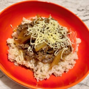Rika Nagae Instagram - #りかちまる飯
さて、昨年の11月の飯です！
今回は脂質が多そうに見えますが、
なるべく抑えられるところは抑えているつもりです！
よーい！ドン！
⁡
⁡
①かぼちゃサラダ【むくみ解消 ビタミンE】
ワンパンで作るかぼちゃサラダです！
かぼちゃはたぶん冷凍のを使っているので、
レンチンでやわらかくしといて、
玉ねぎとソーセージを炒めておきます。
油はオリーブ油をほんのちょっとだけ！
フライパンに焦げ付かないためのものとして使います。
ソーセージもオーガニックにしました！
あたためたカボチャを合わせて適当に混ぜます。
味付けは、かぼちゃと玉ねぎの甘さ、ソーセージの塩味で充分です👌
最後に余っていたのでアーモンドを砕いてかけました。
終了！おいしい！
⁡
⁡
②イカの生姜焼き【たんぱく質】
よくある屋台でのイカ焼きです！
醤油みりん酒、おろした生姜、隠し味でほんのちょっとだけ味噌を入れます。
フライパンでジュージュー焼けばおっけー！
いつ食べてもおいしい🤤
⁡
⁡
③鶏むね肉とアボカドのサラダ【たんぱく質 ビタミン】
わさび醤油と、クリームチーズを混ぜ合わせていると思う！
海苔もちぎって混ぜてます。
少し体のことを気にしたメニューです。
でもこれは、作ったらわかるんだけど、
どうしても味を濃くしたくなるので、塩分要注意です！
⁡
⁡
④にんじんご飯のタコライス(温玉のせ)【ビタミン】
挽肉の味付けはソースとケチャップ。
アボカドをとにかく消費しなくてはならなかった模様…！！
ぐちゃぐちゃに混ぜて食べるのおいしい〜🤤
大量にあったにんじんをみじん切りにして
お米と一緒に炊きました〜✌︎
⁡
⁡
⑤でましたチー牛【エネルギー】
玉ねぎを消費したくて作った！
紅生姜も使いたかったのだ！
そしてなにより、私は“チー牛”というのを
食べてみたかったのだ！！！！！！
その夢が叶いました🥹ありがとう。
初めて食べたけど、たぶん世界一美味しく作れたと思う。
牛丼とチーズって合うんだね〜。
この料理だけ脂質よりも至福を大事にしました♡
⁡
⁡
⑥ホタテと空芯菜の塩焼きそば【たんぱく質】
もうそろそろ焼きそば大好き声優として認識される頃かな？笑
家にあった食材で適当に合わせてみたら、
めっちゃ美味しかった！！
空芯菜って炒めるとなんだかミルキーっぽいなって思うの私だけですか？？
それとホタテがめっちゃ合うんです！！
味付けはいつもの塩焼きそばの粉半分です🤏
⁡
⁡
⑦ 王蟲タコス【ビタミン】
なんだか見た目がソレっぽい。
タコスっていつ食べても美味しいなー！
雑に作っても絶対おいしくできる👍おすすめ
⁡
⁡
⑧エンペラーサーモン！！【アスタキサンチン】
技名のようなサーモンはふるさと納税より。
大人気だってルゥさんが教えてくれたっけ🤔
本当に美味しくてびっくり…。
一度は食べてみてほしい。
家に来て食べた人達みんな目をまん丸にして取り憑かれたように食べてた笑
わさび醤油が飽きたので、
アーモンドとアボカドでおしゃれにしてみたよ！
「パクチーサラダ」で検索してタレは作りました☘️
⁡
⁡
⑨間違いなく余り物塩焼きそば【エネルギー】
見た通りです。
油はソーセージで充分なので使いません！
麺に付着している油もあるしね。
これ以上は油を使う必要はないのだ！
焼きそば買うと3食ついてくるから、
どうしてもりかちまる飯も焼きそばが多くなってしまうんだよね〜🤣
毎回どんな食材使おうか考えるの楽しい！！
⁡
めでたしめでたし飯うまし料理たのし♪
⁡
#りかちまる飯
⁡
⁡