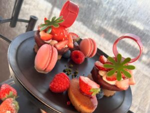 Rika Nagae Instagram - アフヌンチケットありがとうございます🍓with母