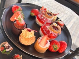 Rika Nagae Instagram - アフヌンチケットありがとうございます🍓with母