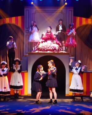 Rika Nakagawa Instagram - .
舞台『 #メイドランカー！詰り蹴落とし跪け乙女』
.
2022.12.23〜12.27 @シブゲキ
.
古い風習が正しいわけではない。疑ったり迷いながらも「メイドとは何か？」物事の根本を見つめ直す少女達の真っ直ぐな生き様が、いつまでも皆様の胸に残り続けますように。

全てはあなたのために😌
ありがとうございました✨

ツツジ役 中川梨花🐏🌼
.
p.s.全9公演を終えたとき、急に自分の中で張り詰めていたものが降りたのか、主演のまちゃりんの顔を見た瞬間、どばどば泣きました。