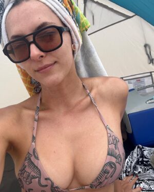 Riley Dandy Instagram - 30 years old today. 🐸 Thankful to feel comfortable in my skin (that took a long time) and thankful to get the honor of aging in this beautiful expansive world!!! Love you!!