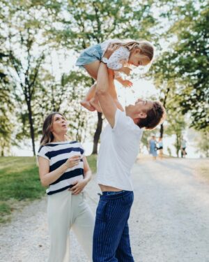 Riley Smith Instagram - This is 3. 
We constantly say
 “Shiloh, stop growing so fast!” To that she simply replies, 
“I can’t.” 
Lucky for us, somehow each day gets better and better…
Happy Third Birthday baby girl. 
I love you with all my heart. ❤️
.
.
.
Huge thank you to @elleb.xo for capturing our lil family 📸