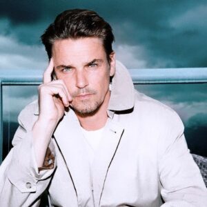 Riley Smith Instagram - The Vancouver forecast says I’m about ready to turn in this rain coat and serious face for the sun and a smile😎 
.
.
📸 @jeffreycrwallace