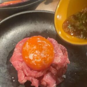 Rin Asuka Instagram - 帰省したら絶対食べる❤️

焼肉たかしま　@takashima1107 

日本一長い天神橋筋商店街から近いのでいつもお買い物して→ご飯のコース✨

生肉認可店だから大好きな肉刺しも豊富でシーズン毎に限定メニューも張り出されていていついっても楽しみになる😊

お気に入りは肉刺しとフワフワのトリュフ卵かけご飯！

締めのグリーンの冷麺はクレソン冷麺！お肉も美味しいけど〆にも重きを置く位おいしいよ😋

#大阪グルメ #穴場 #天神橋筋商店街  #天六グルメ #焼肉 #女子会 #女子会ディナー