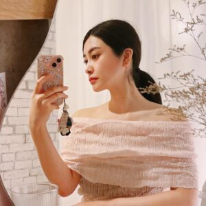 Rin Asuka Instagram - 久しぶりの小顔矯正💆#qpu 
今回は初めて京都店にお邪魔しました✨

京都駅目の前でアクセスもよく
迷わず到着🛬
耳裏の凝りやハリの状態を細かく説明してもらい施術…痛いと思いきや柔らかいタッチでじっくり圧をかけるので気持ち良過ぎる🥹ほぼほぼ寝てしまいました笑

フェイスラインがぼんやりしていたのが悩みだったのでオイルを追加したのですが起きてびっくり🫢こんなにくっきり。

顔周りの施術なのに首と肩までスッキリ下にストーンと落ちた感じ！！！
プロの方に触ってもらうとこんなに違うのかとあらためて感動しました😭

#京都　#qpu_kogao