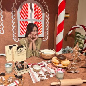 Rin Asuka Instagram - ザ・クリスマス感🎄🤶

@jomalonelondon #表参道ヒルズ でやってたイベントへ行ってきました❤️
私の背より高いクッキーさんにお菓子のお家🏠🍪甘い甘い不思議な世界観でどこかのスタジオみたいで楽しかった！！

私はなかなか香水をつけないんだけど
#ジョーマローン ではウッドセージ&シーソルトが好みすぎてディフューザーがあるなら…と思った🥹

最近お家では洗面所とお手洗いには#お香 
ベットの横には#オイルディフューザー で日によって香りを変えて楽しんでるんだ！

いい匂いにつつまれるとリラックスするし香りによっては抗菌作用があるらしいからこれからの季節さらにハマりそう⛄️