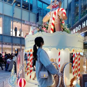 Rin Asuka Instagram - ザ・クリスマス感🎄🤶

@jomalonelondon #表参道ヒルズ でやってたイベントへ行ってきました❤️
私の背より高いクッキーさんにお菓子のお家🏠🍪甘い甘い不思議な世界観でどこかのスタジオみたいで楽しかった！！

私はなかなか香水をつけないんだけど
#ジョーマローン ではウッドセージ&シーソルトが好みすぎてディフューザーがあるなら…と思った🥹

最近お家では洗面所とお手洗いには#お香 
ベットの横には#オイルディフューザー で日によって香りを変えて楽しんでるんだ！

いい匂いにつつまれるとリラックスするし香りによっては抗菌作用があるらしいからこれからの季節さらにハマりそう⛄️