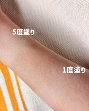Rin Asuka Instagram - 4秒に1個売れている！！！TIRTIRで一番注目されている人気商品
【MASK FITクッションシリーズ】@tirtir Jp_officialより
新感覚メッシュタイプのクッション

TIRTIR（ティルティル）
₴ : MASK FIT CRYSTAL MESH CUSHION
（マスクフィットクリスタルメッシュクッション）

が新発売されましたよ✨

乾燥肌の私には嬉しい…
メッシュクッションだけで、乾燥知らずの綺麗な肌になりました❤️
脂性肌さんはメッシュクッションにパウダーを使うことで肌の奥の潤いはそのままで、仕上がりはサラサラになるみたい！Tゾーンは私もお粉をはたきました💁‍♀️
マット肌がお好みの方はこのメッシュクッションの上にパウダーをしても◎

しかもナチュラルメイクからしっかりカバーまでパフで重ねる
回数で仕上がりをコントロールできるらしい…
＜塗布回数別同シリーズ類似商品＞
1回>>> マスクフィットクッション（黒）
2～3回>>>マスクフィットオーラ（銀），レッドクッショ
ン（赤）
4～5回>>> マスクフィットオールカバークッション（ピ
ンク）
1度塗りと5度塗りのスウォッチを腕で試してみた🙌全然違う！

ちなみに初めに使用する前にメッシュ網全体にファンデーションが浸るよう ティッシュで軽く押すかパフで5回以上叩いて馴染ませてから使用する事が推奨みたい。
パケ開けたらわかるけどエッセンスがじわーっと滲み出ていたから馴染ませてつかってね🥺

#TIRTIR #PR
#マスクフィットクリスタルメッシュクッション
＃マスクフィット #マスクフィットシリーズ
＃最強ベース
