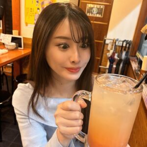 Rin Asuka Instagram - めちゃでかボリューム
まるごとグレープフルーツサワーに
肉刺し5種ユッケ⭐︎スペシャル⭐︎

ホルモン焼きに
ハムカツ

どれもリーズナブルで美味しい🤤
サクッと飲みでも夜ご飯でも満足すぎて
毎日でも通えるホルモン屋さんを見つけました❤️

お酒のジョッキの大きさに驚きの私🫢笑

#PR #もつ千 #赤坂ディナー #赤坂グルメ #赤坂居酒屋 #赤坂飲み