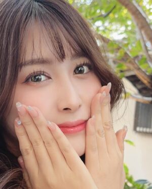 Rin Asuka Instagram - #セルフネイル 
今回は#スクエアネイル に挑戦💅✨

根本をベージュ
真ん中をほんのりピンク
先端はホロとシルバーラメ、#マグネットネイル をプラスしてキラキラにしてみました❤️

暑過ぎてニットのキャミソールだけで過ごしてた1日。

#衣替え 終わった時に暖かい日が続いて着る服見当たらないという現象。名前つけて👔笑

セルフネイルなのでなんでも自由自在！
だから右手のコンタクトをつける親指と人差し指は短くしてあります🥺あまり見ないでね☝️