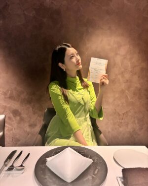Rin Asuka Instagram - この間　@casa_seve_marchesi_tokyo のミニコースを食べてきました💕
少し飲みたかったのでワインのミニサイズのペアリングを注文🍷✨

フォアグラのフランと気仙沼産フカヒレ餡かけ
厳選和牛のタルタルとオシェトラキャビアのアンサンブル

天然記念物を元に誕生した山口県産長州黒かしわと
国産黒トリュフのルーロー
柑橘王国高知が誇る
土佐ベルガモットのピューレをアクセントに小江戸黒豚生ハムと
その農場で作られたオリーブオイルとのマリアージュ

ヴァローナチョコレートのクーランショコラと
フォアグラアイス 冬トリュフをふんだんに

お店はエグゼクティブシェフ⇒ジュエルロブションからマーシー松石氏、スーシェフ⇒ベージュ・アランデュカスから海島氏、ソムリエ⇒うかい亭から石川氏、トータルプロデュース⇒社団法人日本ガストロノミー協会(新宿本部)上席理事で唯一の公認プロデューサーダニエル太田氏🫢
美味しすぎて好きにならない訳がない！！！

落ち着いた雰囲気でゆっくり過ごせて
幸せ時間でした⏳

#PR #sevemarchesi #SeveMarchesi #表参道イタリアン #イノベーティブ #青山イタリアン #高級フレンチ