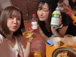 Rin Asuka Instagram - 今年の夏 @ayumi_ogawa といった韓国旅行が本当に楽しかったな🥺

初めての病院でリジュラン ・スキンボトックス・水光注射やったんだけど麻酔クリーム待ち中アメリカンホラーばりの悲鳴が背術室から聞こえてきて縮み上がり笑　意外と自分が痛みに強いことを知ったり💪

浮腫に激キキのかぼちゃジュースやコスメ達を爆買いしたり…

靴下屋さんに行ったらお会計後メロンとコーヒーだされてびっくりしたり🫢

地元の美味しいご飯屋さん巡りしたり🍚盛り盛りの2泊３日❤️

もう寒くて今年は行けないけど来年暖かくなったら渡韓しようと計画中🥺🇰🇷

#korea #渡韓 #渡韓記録 #女子旅 #海外旅行 #msmr #オリーブヤング