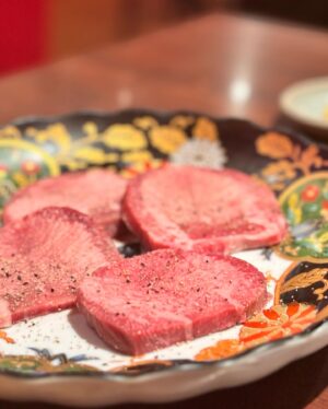 Rin Asuka Instagram - 肉刺しが大好きな私が😍
大阪に帰った時に見つけたお店🏬✨

@yakiniku_desse 
焼肉でっせ⇦

肉刺しの種類もさることながら、好きな厚切りタンも柔らかくでサックリとした歯触り🥺
ホルモンも種類豊富で安くて飲み放題をつけても2人で12000円位っ！

梅田にあって行きやすいからオススメします❤️
私もたん刺し、ハラミ刺しを求めてまた再訪問しようと決めました！！

お肉は体にいいからダイエット中も食べていいリストに入れてるんだ😋笑

#PR #焼肉でっせ #梅田焼肉 #大阪グルメ #和牛焼肉 #梅田昼飲み