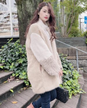Rin Asuka Instagram - #私服 
毎年寒くなるのが早すぎて数回しか着てないかもしれないお気に入りの#エコファー コート🧥

フワフワで肌触りもいいのにお手入れもしやすく良き❤️

#秋服コーデ が大好きなのに結局分厚いコートでモコモコになって過ごすんだ笑

#stellamccartney #gucci #jacquemus 
#もこもこアウター #動物愛護 #動物性素材不使用 #フェイクファー #カジュアルコーデ #ゆるまき
