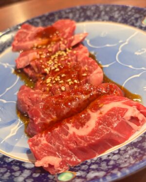 Rin Asuka Instagram - 肉刺しが大好きな私が😍
大阪に帰った時に見つけたお店🏬✨

@yakiniku_desse 
焼肉でっせ⇦

肉刺しの種類もさることながら、好きな厚切りタンも柔らかくでサックリとした歯触り🥺
ホルモンも種類豊富で安くて飲み放題をつけても2人で12000円位っ！

梅田にあって行きやすいからオススメします❤️
私もたん刺し、ハラミ刺しを求めてまた再訪問しようと決めました！！

お肉は体にいいからダイエット中も食べていいリストに入れてるんだ😋笑

#PR #焼肉でっせ #梅田焼肉 #大阪グルメ #和牛焼肉 #梅田昼飲み