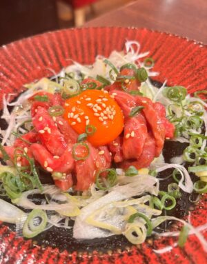 Rin Asuka Instagram - 肉刺しが大好きな私が😍
大阪に帰った時に見つけたお店🏬✨

@yakiniku_desse 
焼肉でっせ⇦

肉刺しの種類もさることながら、好きな厚切りタンも柔らかくでサックリとした歯触り🥺
ホルモンも種類豊富で安くて飲み放題をつけても2人で12000円位っ！

梅田にあって行きやすいからオススメします❤️
私もたん刺し、ハラミ刺しを求めてまた再訪問しようと決めました！！

お肉は体にいいからダイエット中も食べていいリストに入れてるんだ😋笑

#PR #焼肉でっせ #梅田焼肉 #大阪グルメ #和牛焼肉 #梅田昼飲み