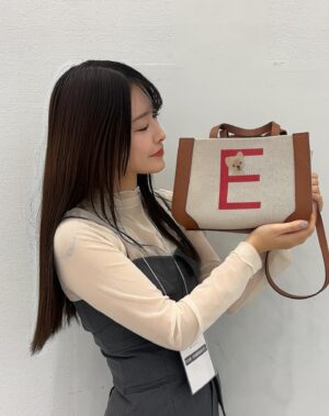 Rin Asuka Instagram - 夏素材なので今年はもうおしまいのイブちゃんバッグ👜✨

届いてから大事すぎて顔プリント擦れるの嫌すぎて数回しか出番なかったな❤️笑

帰りに大好きな#ガチャガチャ があったので回してきたよ🥺携帯ケースがホルダー付けれるやつになったからキーホルダータイプのを久々やった！！

大好きな#んぽちゃむ 
#味噌汁 #ミニチュア 
#ポップコーン 膨れた後のやつ当たって大満足の日🍿

#valentino #bag #愛犬 #ペットグッズ #ガチャガチャの森 #ストレートヘアー
