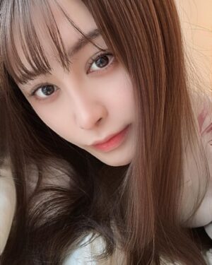 Rin Asuka Instagram - @onlymineralslさんから商品提供を頂いたのでご紹介します！

【薬用 リンクルホワイト クッションBB】
これ１つでなんと6役🙄
美白※1美容液
シワ改善クリーム
化粧下地
日焼け止め※2
ファンデーション
コンシーラー

もっちりとしたテクスチャーで、カバー力もあるから重くなるかなと思ったのですが
全顔に塗って暫くするとサラサラの質感に…

ティッシュでプレストしても移らなくてびっくり🥰私の中でのクッションファンデの懸念点だったベタつきとカバー力が改善されていて感動しました❤️

すぐにベースメイクが完成するのは朝忙しい女の子達にとっては強い味方🥺

※1メラニンの生成を抑え、シミ・そばかすを防ぐ ※2化粧品の効能による(日やけによるシミ、ソバカスを防ぐ)

#PR #YAMAN #ONLYMINERALS
#ベスコス　#クッションファンデーション　#クッションファンデ　#ナチュラルメイク　#bbクリーム