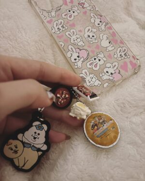 Rin Asuka Instagram - 夏素材なので今年はもうおしまいのイブちゃんバッグ👜✨

届いてから大事すぎて顔プリント擦れるの嫌すぎて数回しか出番なかったな❤️笑

帰りに大好きな#ガチャガチャ があったので回してきたよ🥺携帯ケースがホルダー付けれるやつになったからキーホルダータイプのを久々やった！！

大好きな#んぽちゃむ 
#味噌汁 #ミニチュア 
#ポップコーン 膨れた後のやつ当たって大満足の日🍿

#valentino #bag #愛犬 #ペットグッズ #ガチャガチャの森 #ストレートヘアー