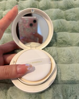 Rin Asuka Instagram - @onlymineralslさんから商品提供を頂いたのでご紹介します！

【薬用 リンクルホワイト クッションBB】
これ１つでなんと6役🙄
美白※1美容液
シワ改善クリーム
化粧下地
日焼け止め※2
ファンデーション
コンシーラー

もっちりとしたテクスチャーで、カバー力もあるから重くなるかなと思ったのですが
全顔に塗って暫くするとサラサラの質感に…

ティッシュでプレストしても移らなくてびっくり🥰私の中でのクッションファンデの懸念点だったベタつきとカバー力が改善されていて感動しました❤️

すぐにベースメイクが完成するのは朝忙しい女の子達にとっては強い味方🥺

※1メラニンの生成を抑え、シミ・そばかすを防ぐ ※2化粧品の効能による(日やけによるシミ、ソバカスを防ぐ)

#PR #YAMAN #ONLYMINERALS
#ベスコス　#クッションファンデーション　#クッションファンデ　#ナチュラルメイク　#bbクリーム