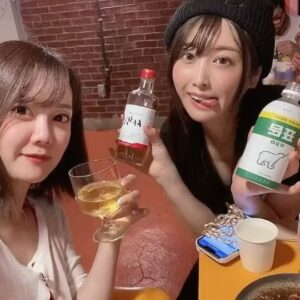Rin Asuka Instagram - 今年の夏 @ayumi_ogawa といった韓国旅行が本当に楽しかったな🥺

初めての病院でリジュラン ・スキンボトックス・水光注射やったんだけど麻酔クリーム待ち中アメリカンホラーばりの悲鳴が背術室から聞こえてきて縮み上がり笑　意外と自分が痛みに強いことを知ったり💪

浮腫に激キキのかぼちゃジュースやコスメ達を爆買いしたり…

靴下屋さんに行ったらお会計後メロンとコーヒーだされてびっくりしたり🫢

地元の美味しいご飯屋さん巡りしたり🍚盛り盛りの2泊３日❤️

もう寒くて今年は行けないけど来年暖かくなったら渡韓しようと計画中🥺🇰🇷

#korea #渡韓 #渡韓記録 #女子旅 #海外旅行 #msmr #オリーブヤング