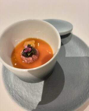 Rin Asuka Instagram - この間　@casa_seve_marchesi_tokyo のミニコースを食べてきました💕
少し飲みたかったのでワインのミニサイズのペアリングを注文🍷✨

フォアグラのフランと気仙沼産フカヒレ餡かけ
厳選和牛のタルタルとオシェトラキャビアのアンサンブル

天然記念物を元に誕生した山口県産長州黒かしわと
国産黒トリュフのルーロー
柑橘王国高知が誇る
土佐ベルガモットのピューレをアクセントに小江戸黒豚生ハムと
その農場で作られたオリーブオイルとのマリアージュ

ヴァローナチョコレートのクーランショコラと
フォアグラアイス 冬トリュフをふんだんに

お店はエグゼクティブシェフ⇒ジュエルロブションからマーシー松石氏、スーシェフ⇒ベージュ・アランデュカスから海島氏、ソムリエ⇒うかい亭から石川氏、トータルプロデュース⇒社団法人日本ガストロノミー協会(新宿本部)上席理事で唯一の公認プロデューサーダニエル太田氏🫢
美味しすぎて好きにならない訳がない！！！

落ち着いた雰囲気でゆっくり過ごせて
幸せ時間でした⏳

#PR #sevemarchesi #SeveMarchesi #表参道イタリアン #イノベーティブ #青山イタリアン #高級フレンチ