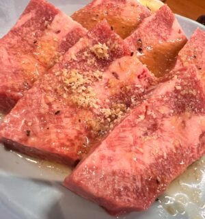 Rin Asuka Instagram - 帰省したら絶対食べる❤️

焼肉たかしま　@takashima1107 

日本一長い天神橋筋商店街から近いのでいつもお買い物して→ご飯のコース✨

生肉認可店だから大好きな肉刺しも豊富でシーズン毎に限定メニューも張り出されていていついっても楽しみになる😊

お気に入りは肉刺しとフワフワのトリュフ卵かけご飯！

締めのグリーンの冷麺はクレソン冷麺！お肉も美味しいけど〆にも重きを置く位おいしいよ😋

#大阪グルメ #穴場 #天神橋筋商店街  #天六グルメ #焼肉 #女子会 #女子会ディナー