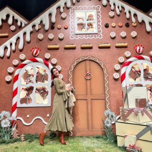 Rin Asuka Instagram - ザ・クリスマス感🎄🤶

@jomalonelondon #表参道ヒルズ でやってたイベントへ行ってきました❤️
私の背より高いクッキーさんにお菓子のお家🏠🍪甘い甘い不思議な世界観でどこかのスタジオみたいで楽しかった！！

私はなかなか香水をつけないんだけど
#ジョーマローン ではウッドセージ&シーソルトが好みすぎてディフューザーがあるなら…と思った🥹

最近お家では洗面所とお手洗いには#お香 
ベットの横には#オイルディフューザー で日によって香りを変えて楽しんでるんだ！

いい匂いにつつまれるとリラックスするし香りによっては抗菌作用があるらしいからこれからの季節さらにハマりそう⛄️