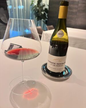 Rin Asuka Instagram - この間　@casa_seve_marchesi_tokyo のミニコースを食べてきました💕
少し飲みたかったのでワインのミニサイズのペアリングを注文🍷✨

フォアグラのフランと気仙沼産フカヒレ餡かけ
厳選和牛のタルタルとオシェトラキャビアのアンサンブル

天然記念物を元に誕生した山口県産長州黒かしわと
国産黒トリュフのルーロー
柑橘王国高知が誇る
土佐ベルガモットのピューレをアクセントに小江戸黒豚生ハムと
その農場で作られたオリーブオイルとのマリアージュ

ヴァローナチョコレートのクーランショコラと
フォアグラアイス 冬トリュフをふんだんに

お店はエグゼクティブシェフ⇒ジュエルロブションからマーシー松石氏、スーシェフ⇒ベージュ・アランデュカスから海島氏、ソムリエ⇒うかい亭から石川氏、トータルプロデュース⇒社団法人日本ガストロノミー協会(新宿本部)上席理事で唯一の公認プロデューサーダニエル太田氏🫢
美味しすぎて好きにならない訳がない！！！

落ち着いた雰囲気でゆっくり過ごせて
幸せ時間でした⏳

#PR #sevemarchesi #SeveMarchesi #表参道イタリアン #イノベーティブ #青山イタリアン #高級フレンチ