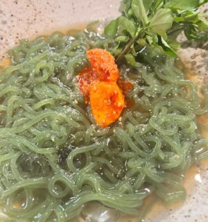 Rin Asuka Instagram - 帰省したら絶対食べる❤️

焼肉たかしま　@takashima1107 

日本一長い天神橋筋商店街から近いのでいつもお買い物して→ご飯のコース✨

生肉認可店だから大好きな肉刺しも豊富でシーズン毎に限定メニューも張り出されていていついっても楽しみになる😊

お気に入りは肉刺しとフワフワのトリュフ卵かけご飯！

締めのグリーンの冷麺はクレソン冷麺！お肉も美味しいけど〆にも重きを置く位おいしいよ😋

#大阪グルメ #穴場 #天神橋筋商店街  #天六グルメ #焼肉 #女子会 #女子会ディナー