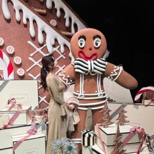 Rin Asuka Instagram - ザ・クリスマス感🎄🤶

@jomalonelondon #表参道ヒルズ でやってたイベントへ行ってきました❤️
私の背より高いクッキーさんにお菓子のお家🏠🍪甘い甘い不思議な世界観でどこかのスタジオみたいで楽しかった！！

私はなかなか香水をつけないんだけど
#ジョーマローン ではウッドセージ&シーソルトが好みすぎてディフューザーがあるなら…と思った🥹

最近お家では洗面所とお手洗いには#お香 
ベットの横には#オイルディフューザー で日によって香りを変えて楽しんでるんだ！

いい匂いにつつまれるとリラックスするし香りによっては抗菌作用があるらしいからこれからの季節さらにハマりそう⛄️