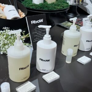 Rina Koyama Instagram - @rbow_official 
@rbow_official.jp 🩶
伊勢丹新宿メンズ館 １階にて開催中のポップアップにお邪魔しました︎☺︎
とても良い香りに癒されました
見た目もオシャレですよね🌷
新発売のハンド&ボディソープは爽やかな香りで夏にぴったりで使うのが楽しみです♡

7/16までの開催です。ぜひ♡
#rbow #アールボウ #pr