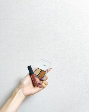 Rina Koyama Instagram - @yeau_official 🩰🫧
リップのぽってり感かわい～
最近ツヤ系ハマっているのでぴったり︎☺︎

#pr #makeup #메이크업 #메이크업스타그램