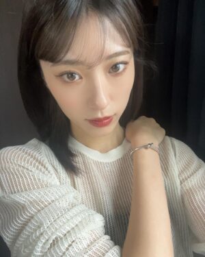 Rina Koyama Instagram - @yeau_official 🩰🫧
リップのぽってり感かわい～
最近ツヤ系ハマっているのでぴったり︎☺︎

#pr #makeup #메이크업 #메이크업스타그램