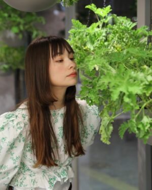 Rina Ohta Instagram - threeから新たにエッセンシャルオイルのみで作られた五つの香りのフレグランスが発売🌱
石、樹、花、種、果実と自然から着想を得た香りはthreeらしさが溢れていて、ゼラニウムベースのフレッシュさたっぷりの清涼感があり、疲れていた私の身体にすごく響いた。
香りの力って本当にすごいね。
実際試してみて良かったのは、リラックスのカテゴリーに入る樹の香りを就寝前につけて寝ること。
寝る前につけてもノーストレスで、アロマのように使えるのですごく癒される。
元々threeのルームフレグランスが大好きなので、直接身体につけられるオードトワレは普段の生活の場でも使えてとても幸せ〜🌿

@threecosmetics
 #エッセンシャルセンツ #フレグランス #PR
