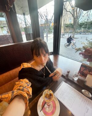 Rina Ohta Instagram - 二月は映画館にばかり足を運んでいる。ちょっと疲れてて、1人で過ごしたい、みたいな。でも何か世界は観たいというか。映画館に行って本読んでライン漫画読んでついでにたまにコメントとかまでしてる。（転生系が多い）

映画館は暗闇で自分の身体と頭の中を忘れさせてくれる。
色々考えたりするし感情的にもなるんだけどデトックスに近い。明るくなると自分の身体と頭を取り戻して、またちょっと新しくなってる気持ちになれる。
今年度に入って観た中で、わたしの中にずっと残ってる作品はダントツでラース・フォン・トリアーの「The Idiots」だな。もしかして不快感極まりない感じかなとか構えたけど、全然そんなことなかった。序盤で退出してる人、もったいなーいって思ったよ。余計なお世話だけど。かなり物議をかもしそうな内容だし、やってることふざけんなって話しなんだけど、なぜ人は誰がみても酷いと思うことをするのか。（ちなみにどんなに嫌と思っても私は最後まで見切る。けど映画館出たらみそくそに作品を罵倒しまくるタイプです。特に感想が何もないときがいちばん辛い。ちなみにパーフェクト・デイズは見終わったあとかなり怒りまくって友達に怒りのラインを送って迷惑かけたかもしれない。）
ラース・フォン・トリアーってなんでそんなに人間の醜悪さとか綺麗なものを気持ちよく掬い出せるのかな、と。描かれてる人間がすごく生きていて痛苦しくなってしまう。
観た後、生活の中で何度も思い出してるな。なんか本当に好きだった。未だにずっと考えてるけど、うまいことまとめれない。つまり良かったということです。
Blu-rayボックス出るらしいから買おうと思う（でも全部揃えるとなると約一年かけて10万くらいするんだよー😮‍💨💦💸）
ベルギー人監督のバス・ドゥヴォスの「Here」もよかった。
映画って視覚も聴覚も刺激するのに、あれ？なんでにおいはしないんだっけ？って思うくらい緑が香ってくる映画だった。わざわざ砂利道に足を踏み入れてジャリジャリ音を鳴らしながら音と足裏の感覚を楽しんだり、ザーザー振る大雨が傘に当たる音が気持ちよかったり、そんななんでもないけど良い瞬間が連続していた。人のためにも自分のためにもあたたかいスープを作るっていうのがよかったし、静かだけど音と画がとても美しい映画だった。もう一作の「ゴーストトロピック」は今週観に行く予定。
逆に侯孝賢の「ミレニアム・マンボ」は高校生のときぶりに観たけど、大人になってから観ると退屈だったな。侯孝賢はとても好きだけど。高校生のときは大人になるのがまだ未来の話だったから暗い部屋の中でブラウン管のテレビで観て良い感じだったんだけど、大人になって10数年ぶりに映画館でみたら音楽が鳴り続けているのがうるさくて、あと匂いがこびりついたかもしれんってくらい主人公が煙草吸ってて、観てるだけで咳き込みそうになった。（そういうことの中にいるのがつまり若さなのか！？）期待したほど、懐かしさとかもなかったんだよな。ただ主演のスー・チーは本当に素敵でかわいい。
あ、「哀れなるものたち」は映像と衣装、素晴らしかった。ただ原作読んでしまったものだから、内容がもの足りなくて、もし内容に不満があったりあの世界を掘り下げたいと思う人がいるのなら、原作がすごくおもしろいから読んでみてほしい。
おーそんな展開なのね、っていう。すごくよくできた話で、映画で描かれていることが全体のほんの一部というね。色んな視点により描かれている。だからこそ映画版はまた自由に解釈もできておもしろいのだけど。
はぁ長くなった。
あ、あとは自分のためのおしゃれを楽しんだな、2月。（記録に写真もっと撮ればよかった）楽しかった。今もそれは続いている。