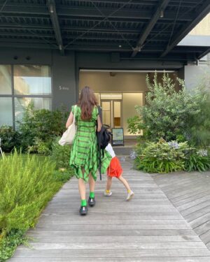 Rina Ohta Instagram - フミコちゃん @fumikoimano の展示オープニングに行ってきたよ🐇🍽📷
コロナ禍のパリにて、
フミコちゃんが滞在した閑散とした高級ホテルでの記録と記憶をたどっていると、
とても旅をしたくなった。