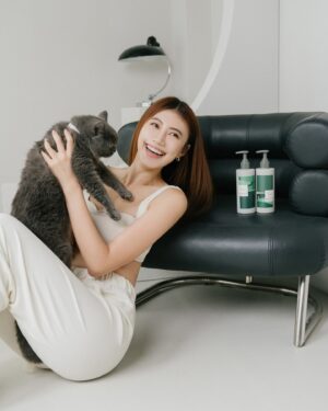 Ring Liao Instagram - 自從養了小笨寶貝後
就更注家裡的香氛及身上擦的香水
畢竟貓咪的嗅覺比人與狗狗更敏感！
對他們有害的物質真的絕對不要使用🤚🏻

「貓奴味」主打天然精油氣味
成份經過貓專科獸醫認證安全無慮！
也經過專業藥師、芳療師開發，能滿足喜愛香氛的貓奴
最挑剔的成分！
連孕婦、寶寶、蠶豆症家庭皆適用

洗沐組有種清甜的木質調香氣
不管是沐浴乳或乳液都有很放鬆的味道～～
一起來當一個稱職的主子吧🐱

#貓咪最愛的味道 #寵物友善Ｂ5植萃乳液 #不怕⽑⼩孩舔的乳液