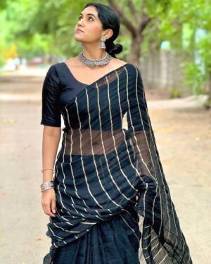 Rinku Rajguru Instagram - सारे रंगों से दूर है ♠️
सांवले रंग का सुरूर है 🌪️🎼
 
Saree @chidiyaaonline 
Blouse @advikafashion_ 
#rinkurajguru