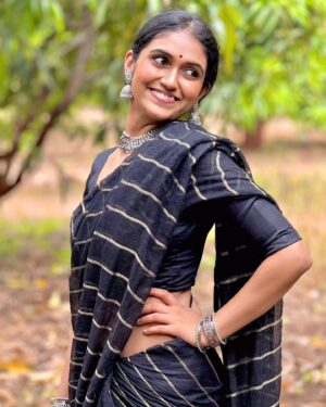 Rinku Rajguru Instagram - सारे रंगों से दूर है ♠️
सांवले रंग का सुरूर है 🌪️🎼
 
Saree @chidiyaaonline 
Blouse @advikafashion_ 
#rinkurajguru