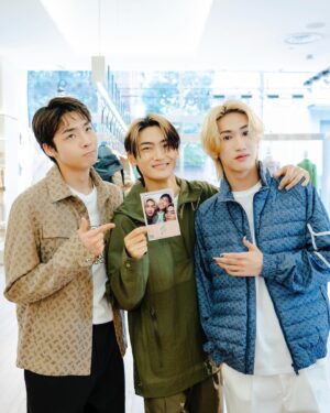 Rintaro Hachimura Instagram - @herno_official 

HERNO 青山店で開催中の HERNO GLOBE ANREALAGE ポップインイベントに颯と希空と遊びに行かせていただきました。
@fu_takahashi_official @noafukuzawa_watwing 

気品あるHERNOの雰囲気に、ANREALAGEとの環境に配慮された素材で作られたこだわりのあるシルエットがマッチしていて、どれもとても素敵なアイテムばかりでした。購入またはLINEのお友達登録で特設フォトブースの体験が可能なのですが、颯と希空と思い出の一枚を撮ってきました🙌
29日までポップアップが開催されているみたいなので、是非みなさん立ち寄ってみてください。

#Herno #UrbanOuterwearCouture
#HernoSS24 #HernoClub #Anrealage #PR