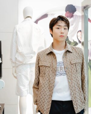 Rintaro Hachimura Instagram - @herno_official 

HERNO 青山店で開催中の HERNO GLOBE ANREALAGE ポップインイベントに颯と希空と遊びに行かせていただきました。
@fu_takahashi_official @noafukuzawa_watwing 

気品あるHERNOの雰囲気に、ANREALAGEとの環境に配慮された素材で作られたこだわりのあるシルエットがマッチしていて、どれもとても素敵なアイテムばかりでした。購入またはLINEのお友達登録で特設フォトブースの体験が可能なのですが、颯と希空と思い出の一枚を撮ってきました🙌
29日までポップアップが開催されているみたいなので、是非みなさん立ち寄ってみてください。

#Herno #UrbanOuterwearCouture
#HernoSS24 #HernoClub #Anrealage #PR