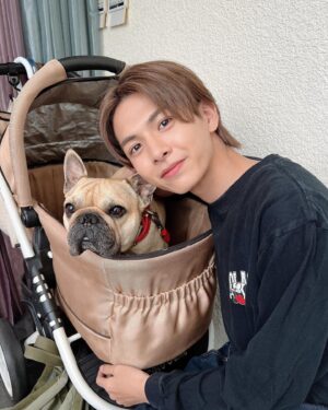 Rio Komiya Instagram - 情報解禁

｢ペットドクター花咲万太郎の事件カルテ2｣に兵藤浩介役として続投させて頂きます！
また皆さんお会いすることができて嬉しいです😌
放送をお楽しみに︎☺︎

写真はタクト役のげんたくんと🐶