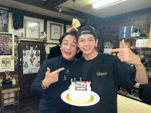 Rio Komiya Instagram - 愛之助さんがお祝いしてくれました😳
ありがとうございます！

座長の愛之助さん
何度袖裏から見ても感動するお芝居ばかりで学ぶ事しかありません…！

博多も残りわずかです。ラストまで燃え上がります🔥

#片岡愛之助 さん
#西遊記